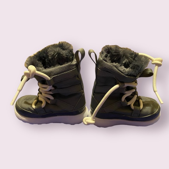 Baby Nike Roshe One Boots - Picture 3 of 6